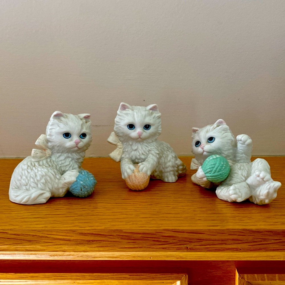 Three kitten statues